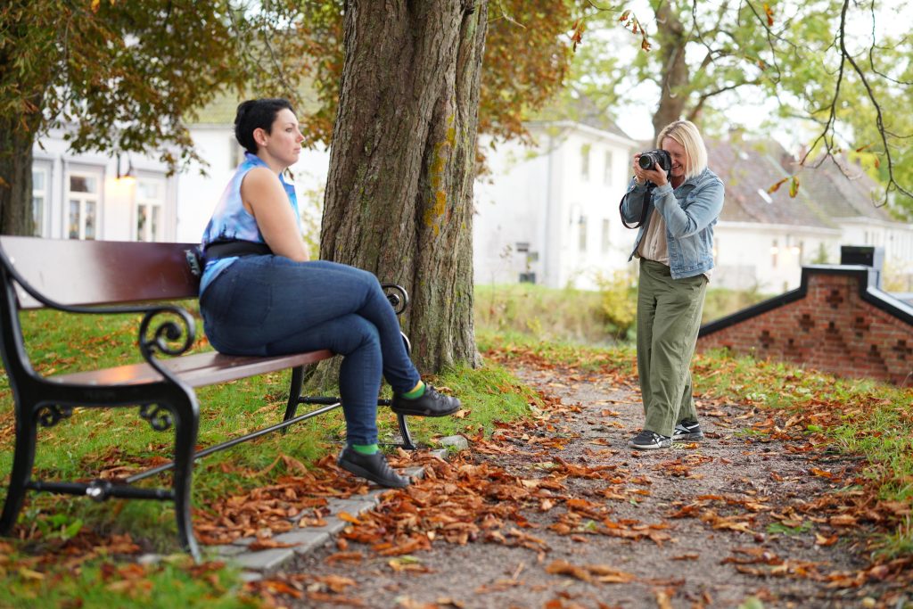 Fotografering behind the scenes i naturlig lys i Fredrikstad 